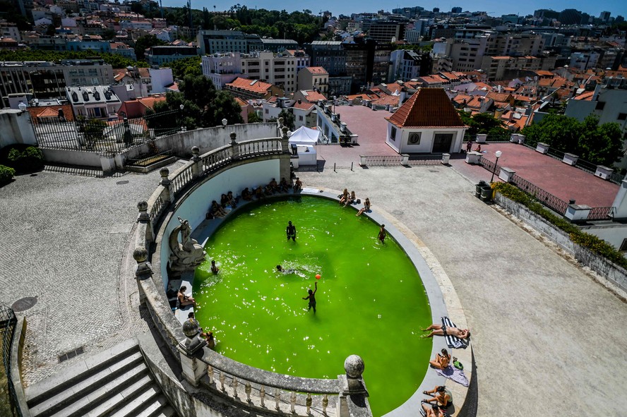 Lisboa: Banhistas aproveitam a fonte convertida em piscina no Jardim do Torel