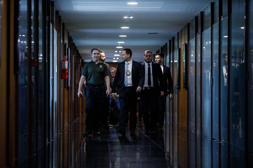 Agentes da PF deixam gabinete do deputado Carlos Jordy na Câmara