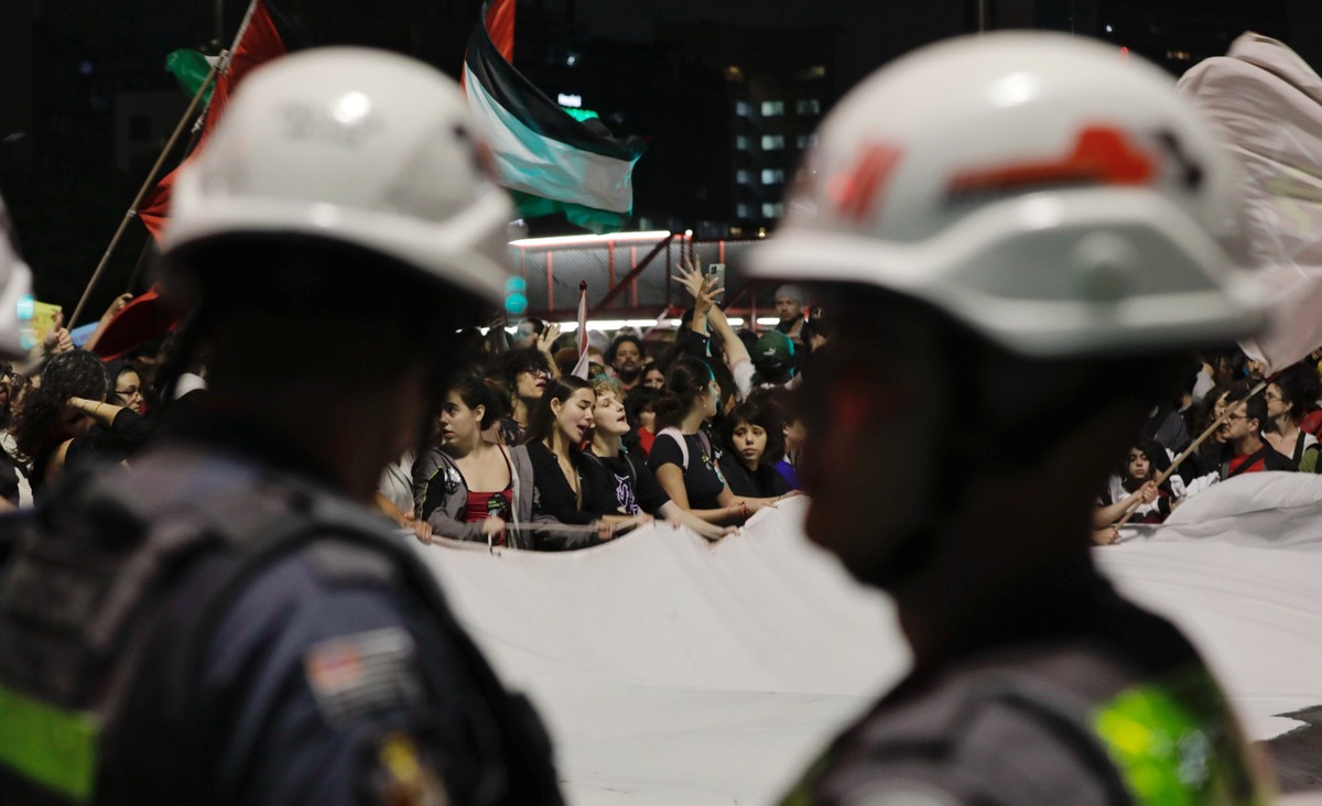 Avenida Paulista e outras capitais têm atos contra mortes em operação no Rio