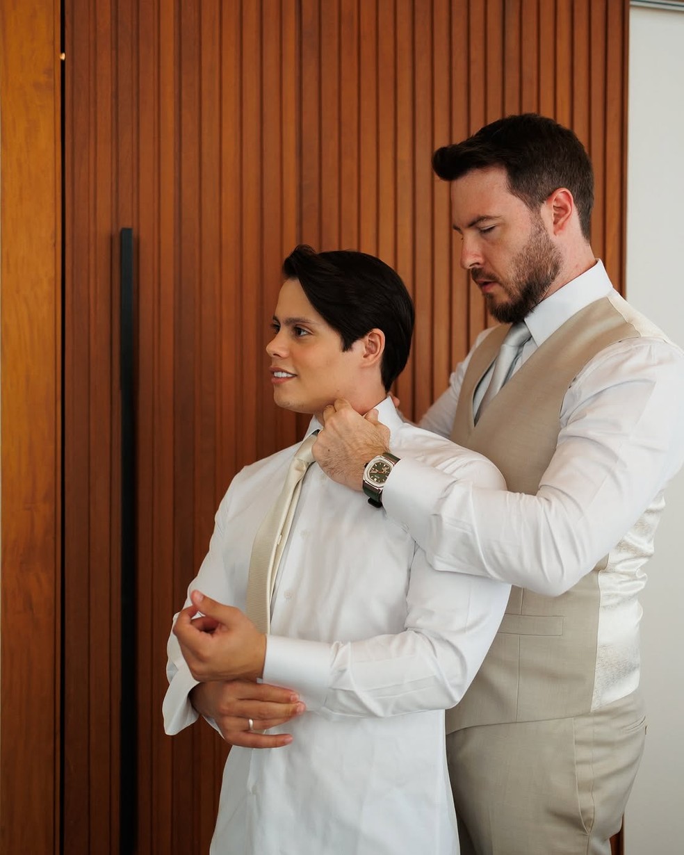 Thiago Nigro ajudou o enteado a se arrumar para o casamento — Foto: Divulgação @michaelbrito