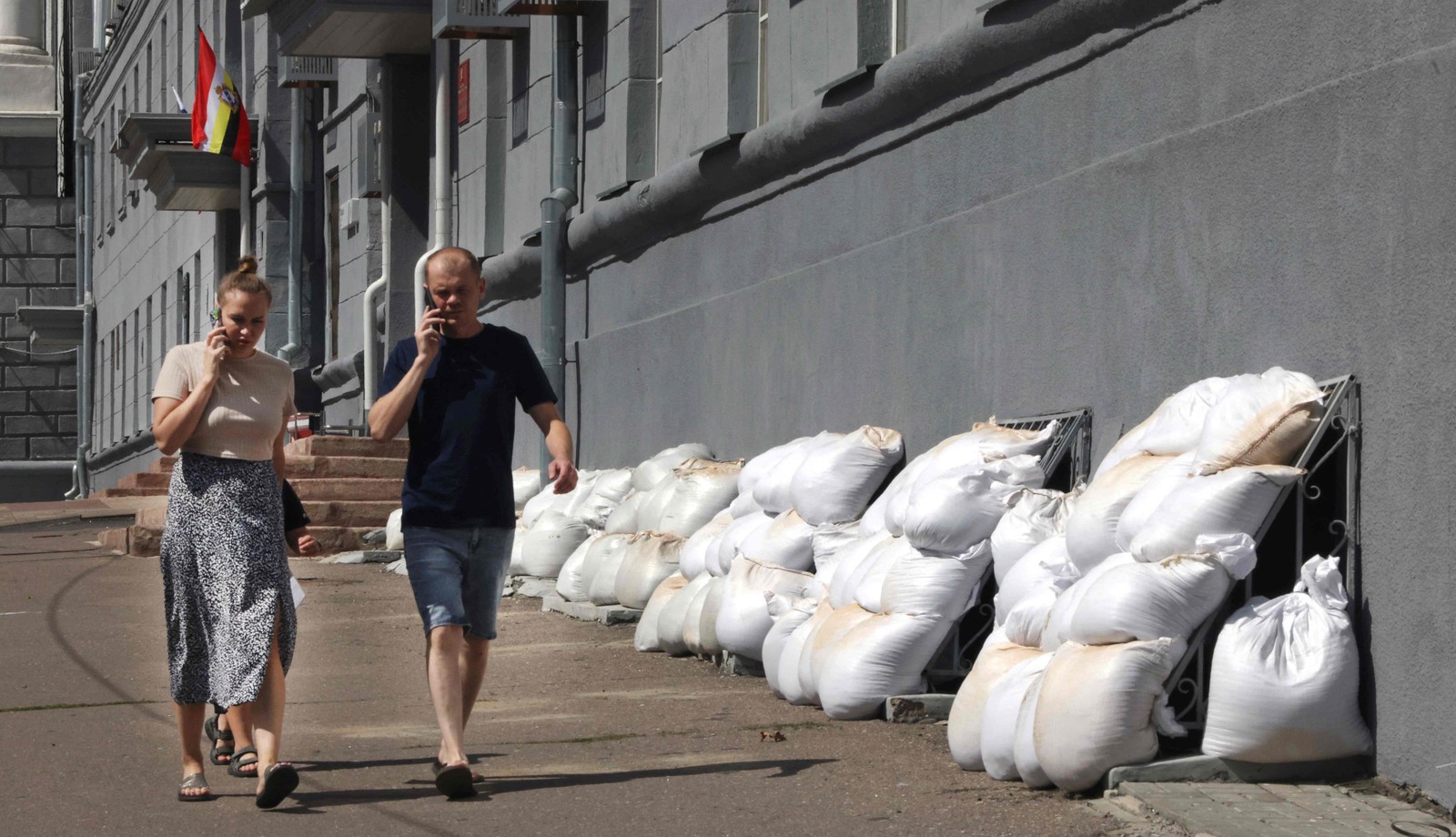 Moradores de Kursk Falam Ao Telefone preto da Prefeitura da Cidade - Foto: Tatyana Makeyeva / AFP