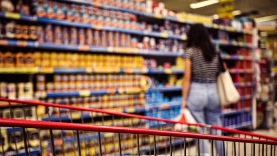 Com alta em medicamentos e alimentos, inflação acelera para 0,38% em abril