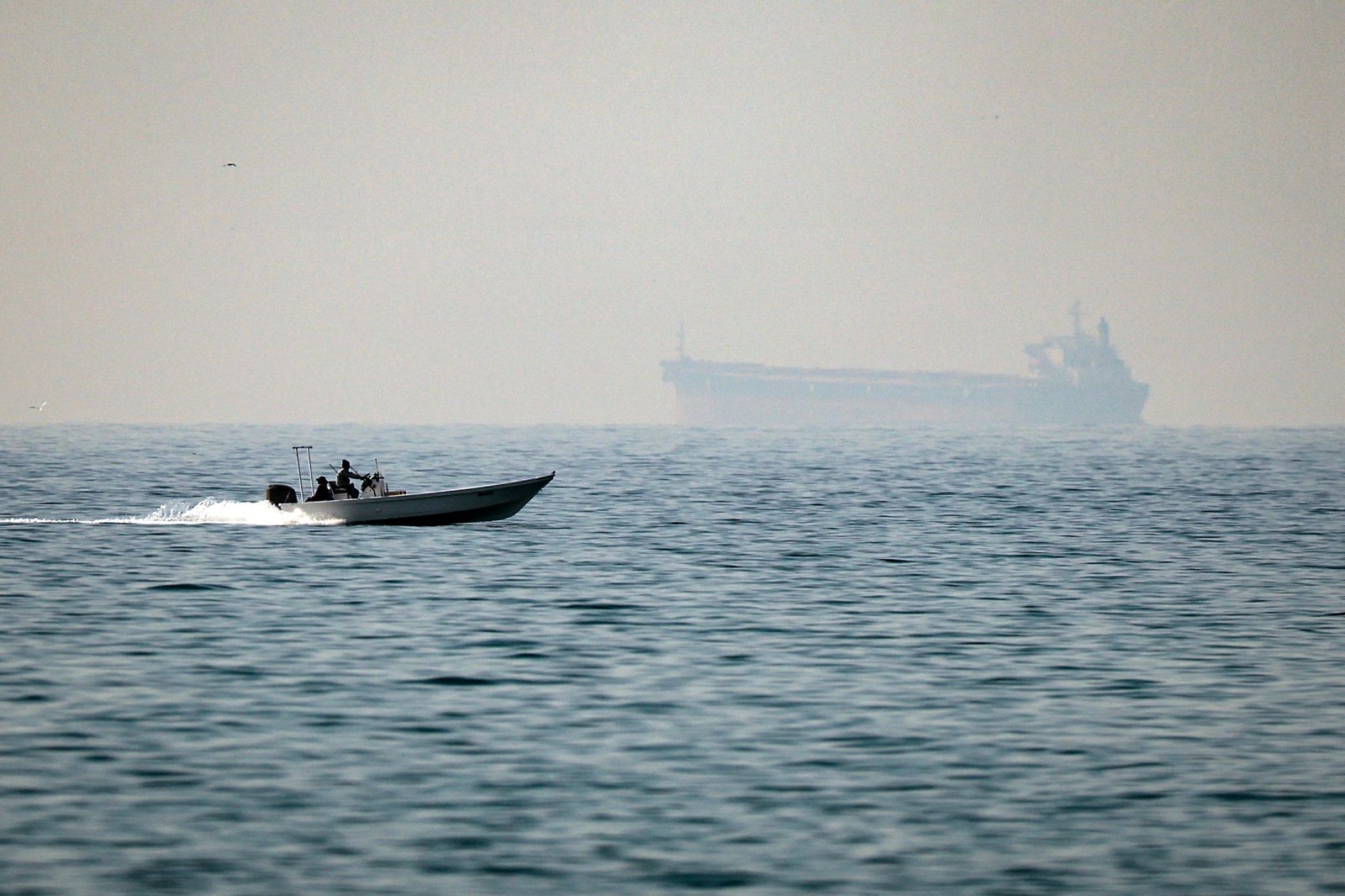 Lancha trafega pelo Estreito de Ormuz perto da costa dos Emirados Árabes Unidos — Foto: FADEL SENNA / AFP