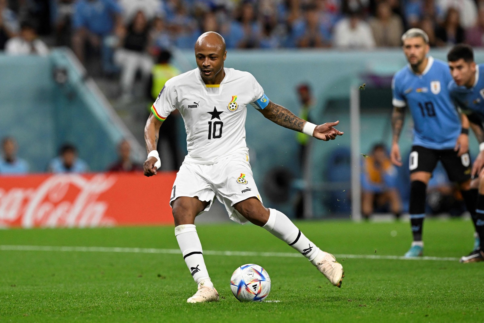Andre Ayew perde pênalti em partida contra o Uruguai — Foto: Alfredo ESTRELLA / AFP