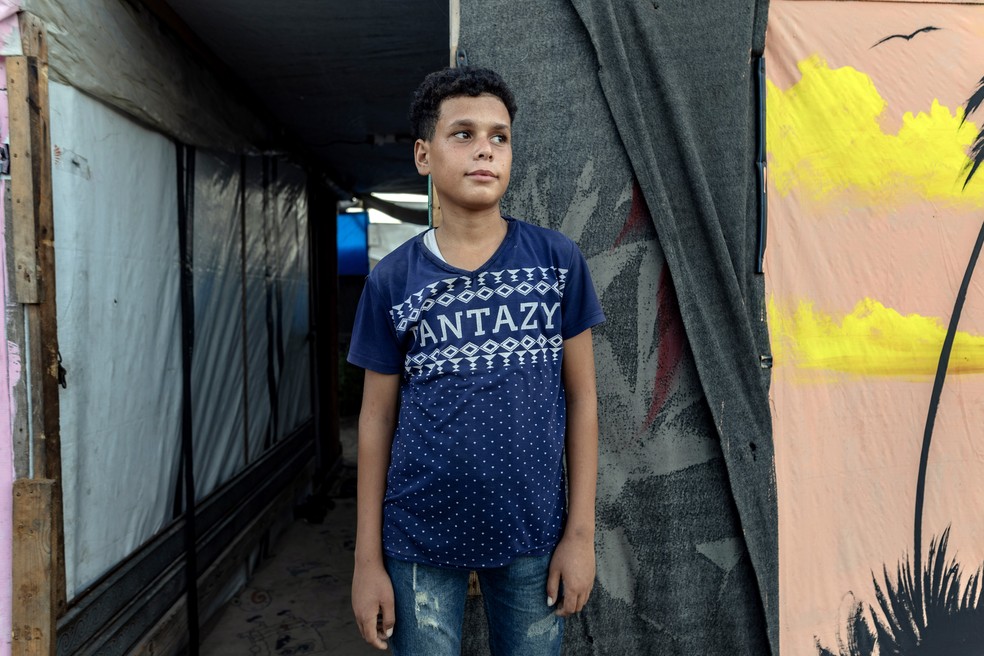 Mahmour Aby Shahma no campo onde vive no sul de Gaza — Foto: Saher Alghorra/The New York Times