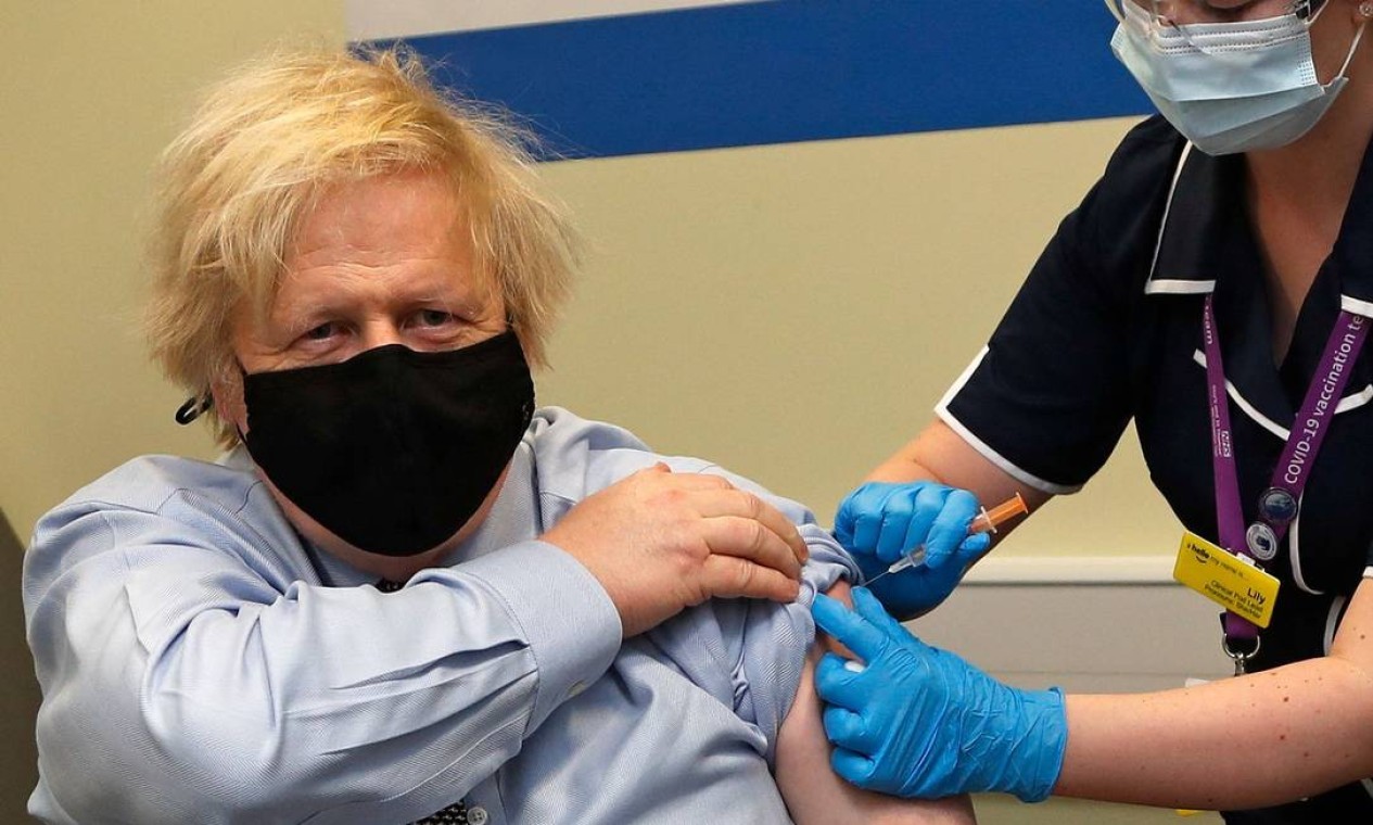 Boris Johnson, de 56 anos, recebeu a primeira dose da vacina AstraZeneca em março deste ano — Foto: FRANK AUGSTEIN/AFP