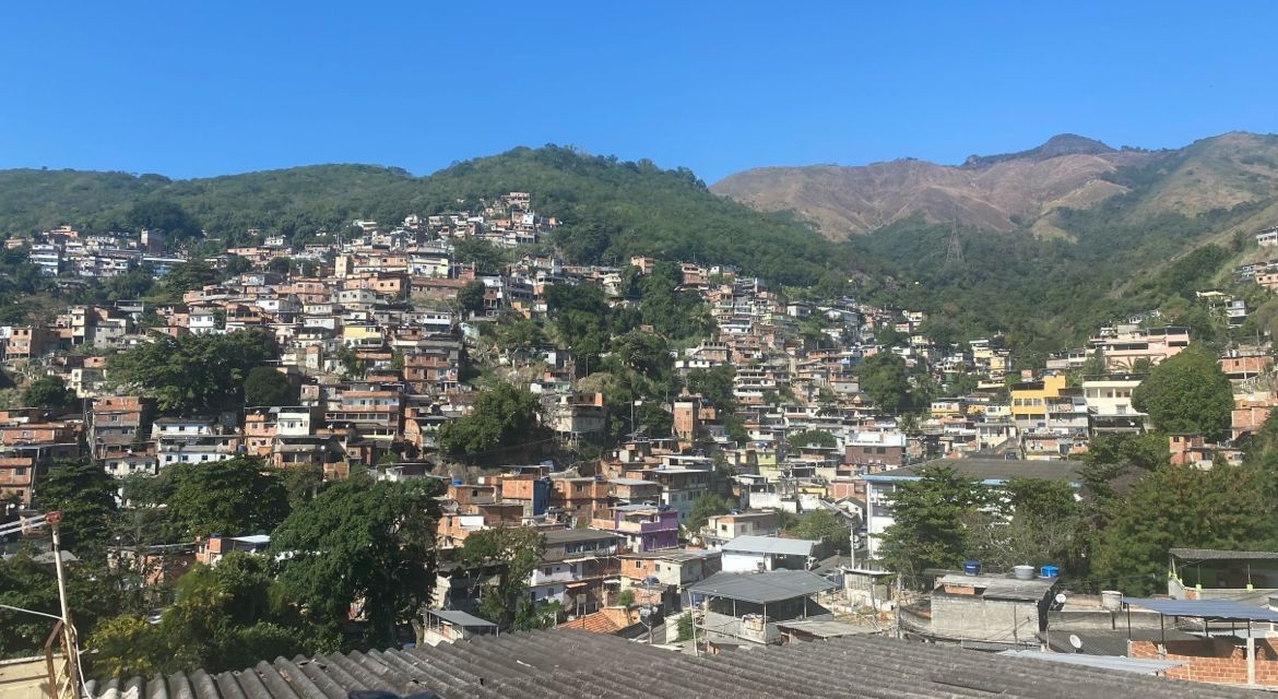 Operação mira chefes do tráfico do CV e grupo de golpe da falsa central telefônica no Complexo do Lins