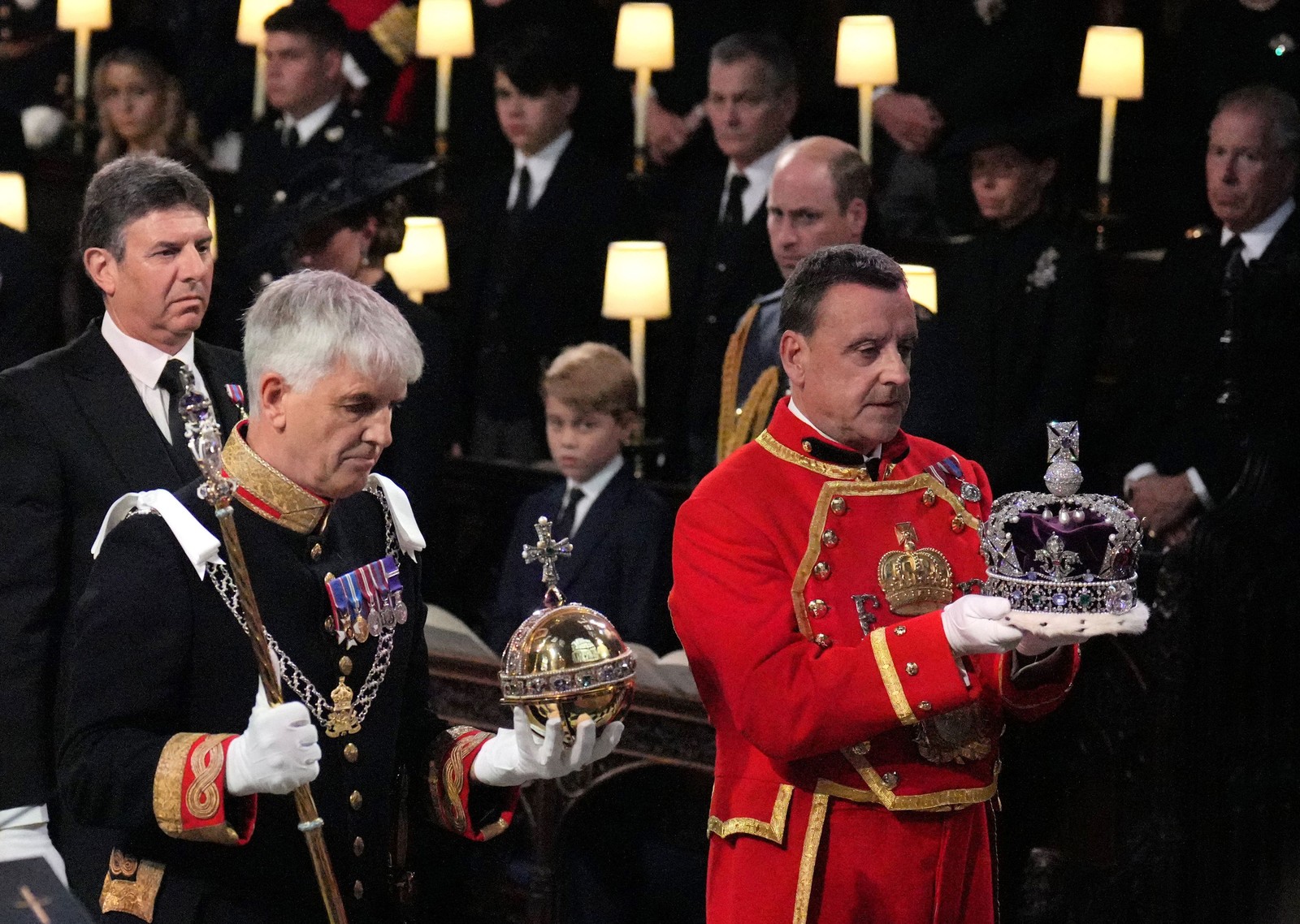 A coroa do Estado Imperal, a esfera e o cetro são levados ao Reitor de Windsor para serem colocados no altar-mor dentro da Capela de São Jorge, no Castelo de Windsor — Foto: Victoria Jones / POOL / AFP