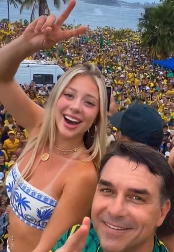 Conta falsa cria 'loirona do Flávio' e espalha vídeos ao lado do candidato para vender pornografia de IA