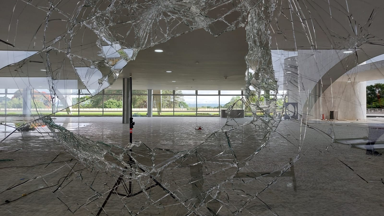 Vidros quebrados no Palácio do Planalto — Foto: Bruno Góes/Agência O Globo