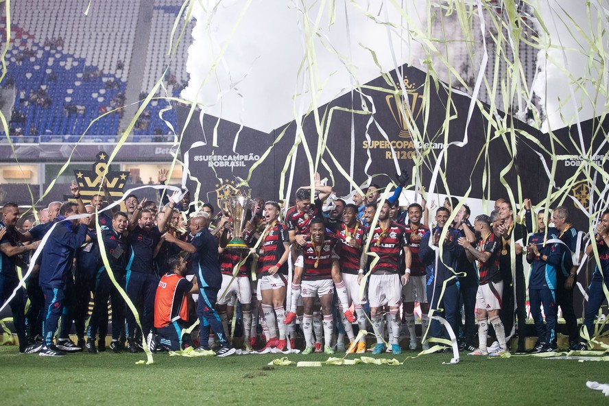 Jogadores e comissão técnica do Flamengo comemoram título da Supercopa