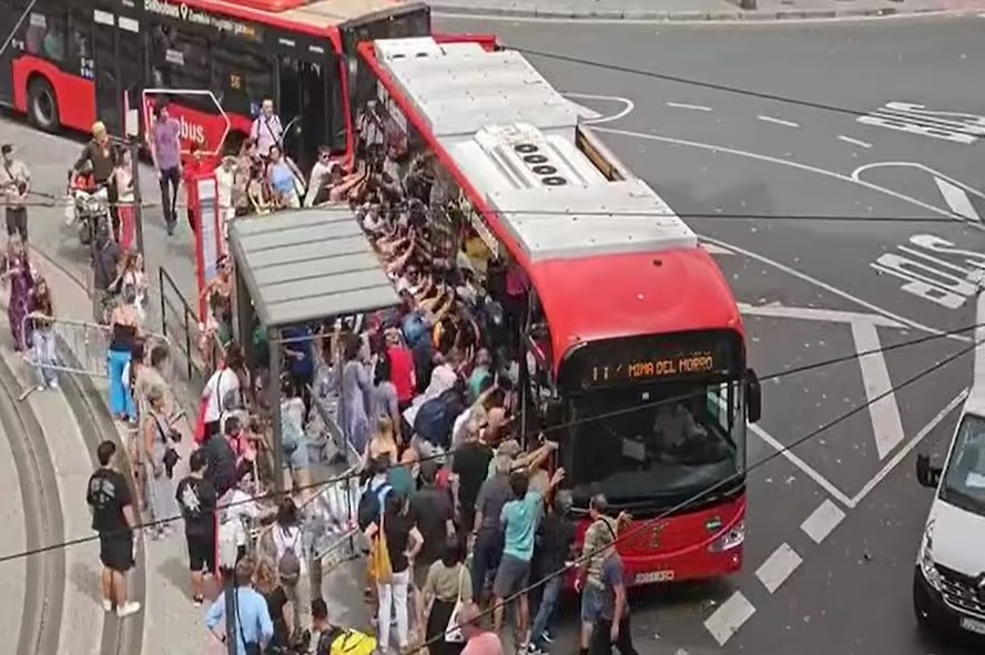 Idoso fica preso debaixo de ônibus, e dezenas de pessoas se mobilizam para resgate na Espanha