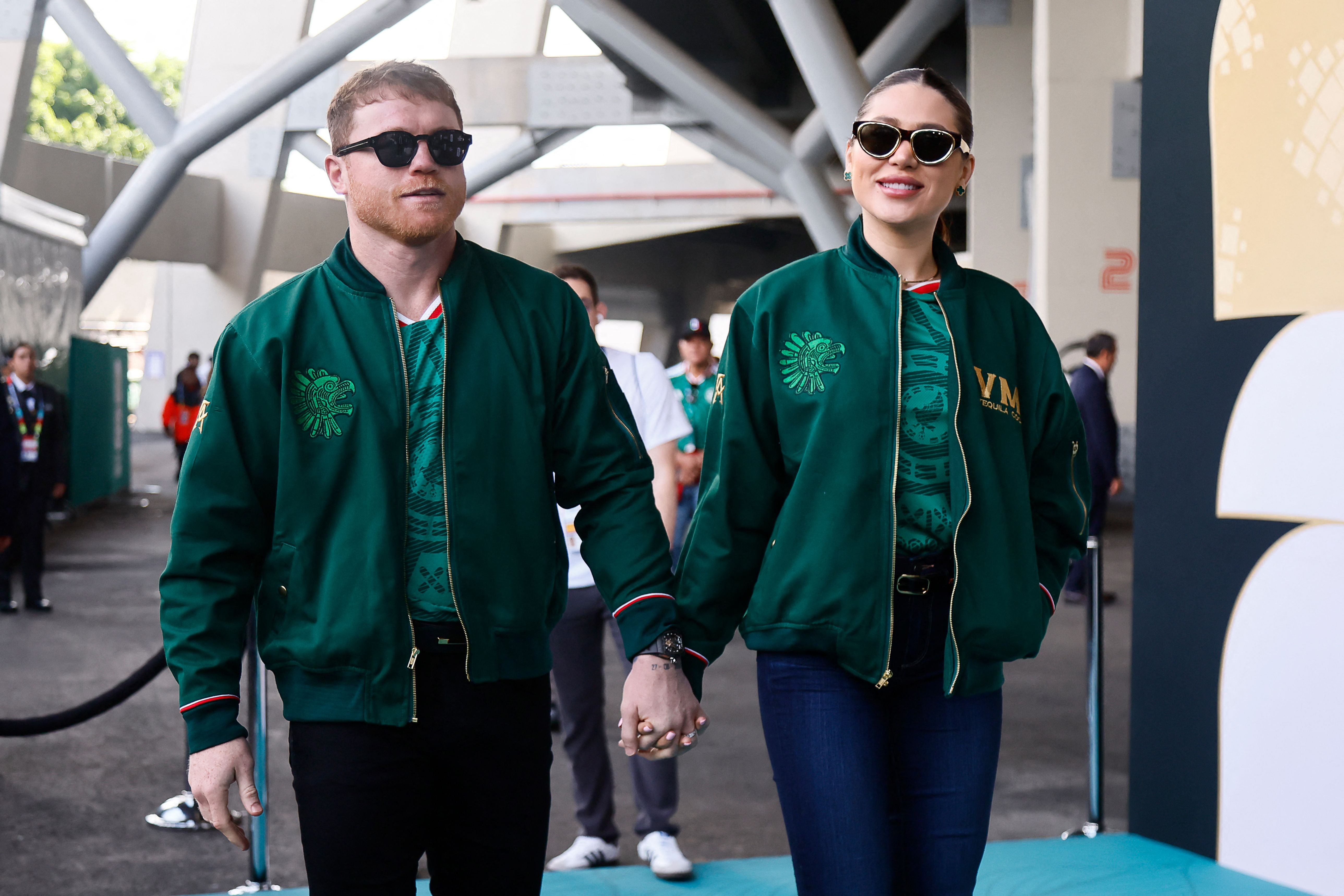 Celebridades começam a chegar ao Estádio Azteca para a abert