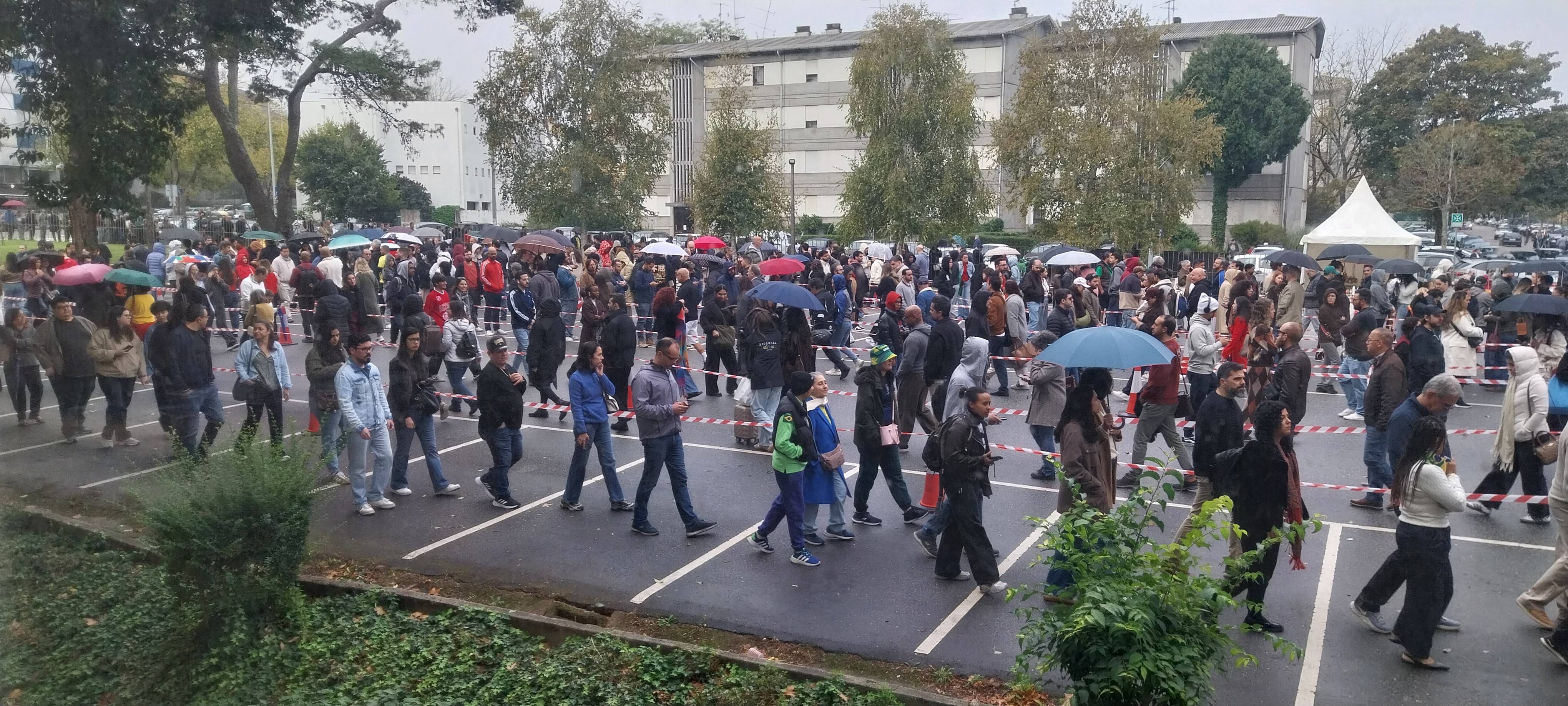 Brazilians face rain and queues to vote in Portugal