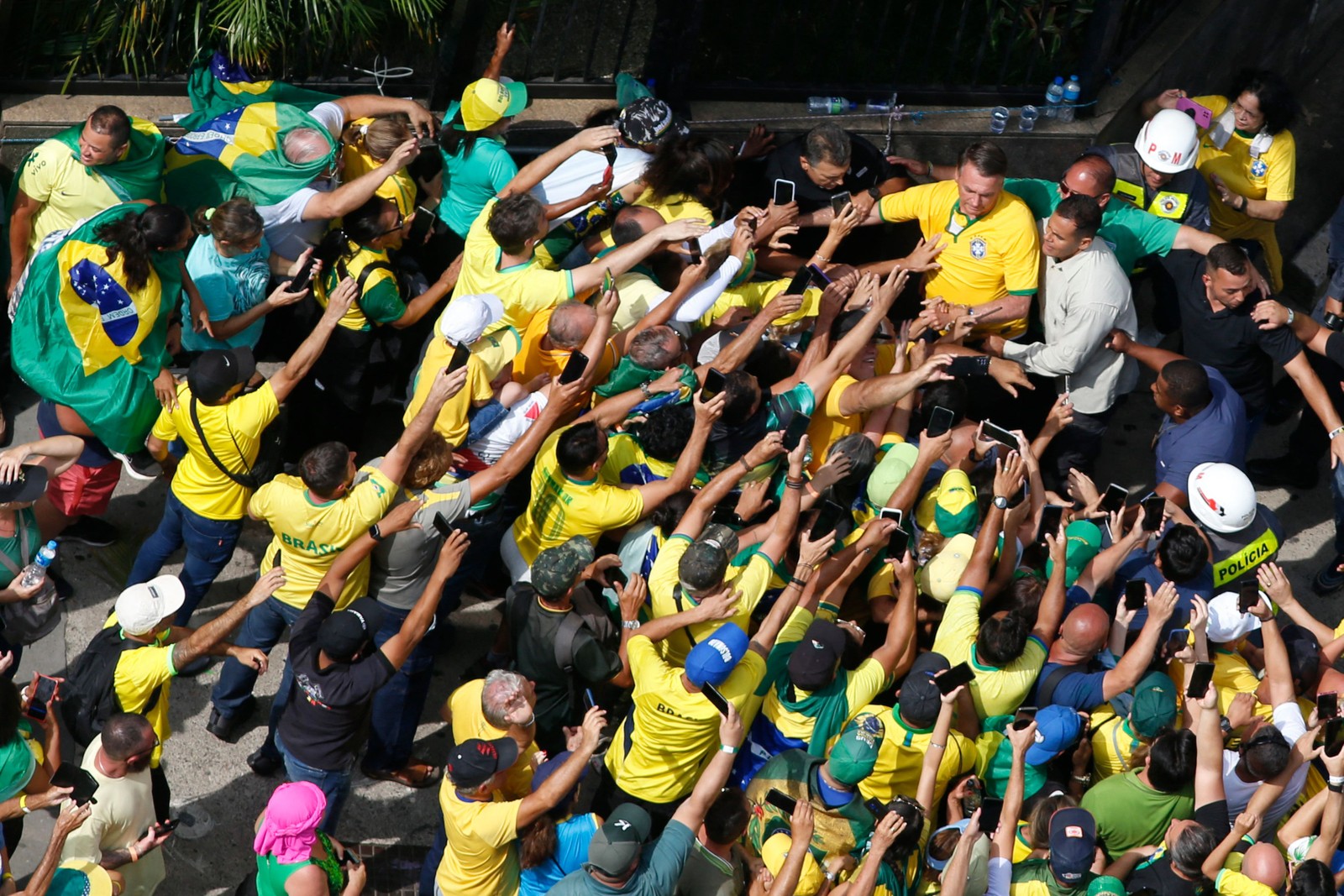 Apoiadores reagem à chegada de Jair Bolsonaro no ato na Avenida Paulista — Foto: Miguel SCHINCARIOL / AFP