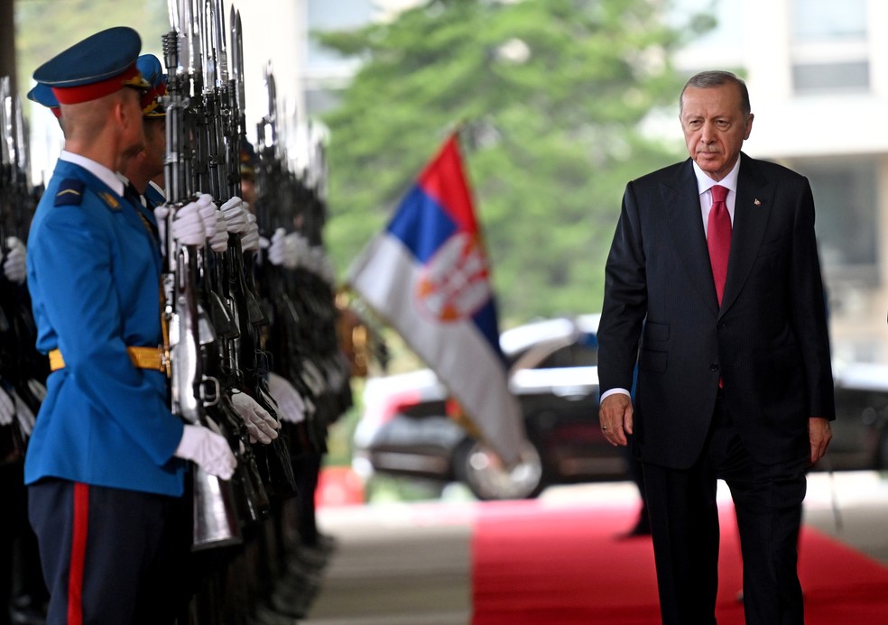 Recep Tayyip Erdogan, presidente da Turquia, participa de revista da guarda de honra em Belgrado, na Sérvia — Foto: Oliver Bunic/Bloomberg