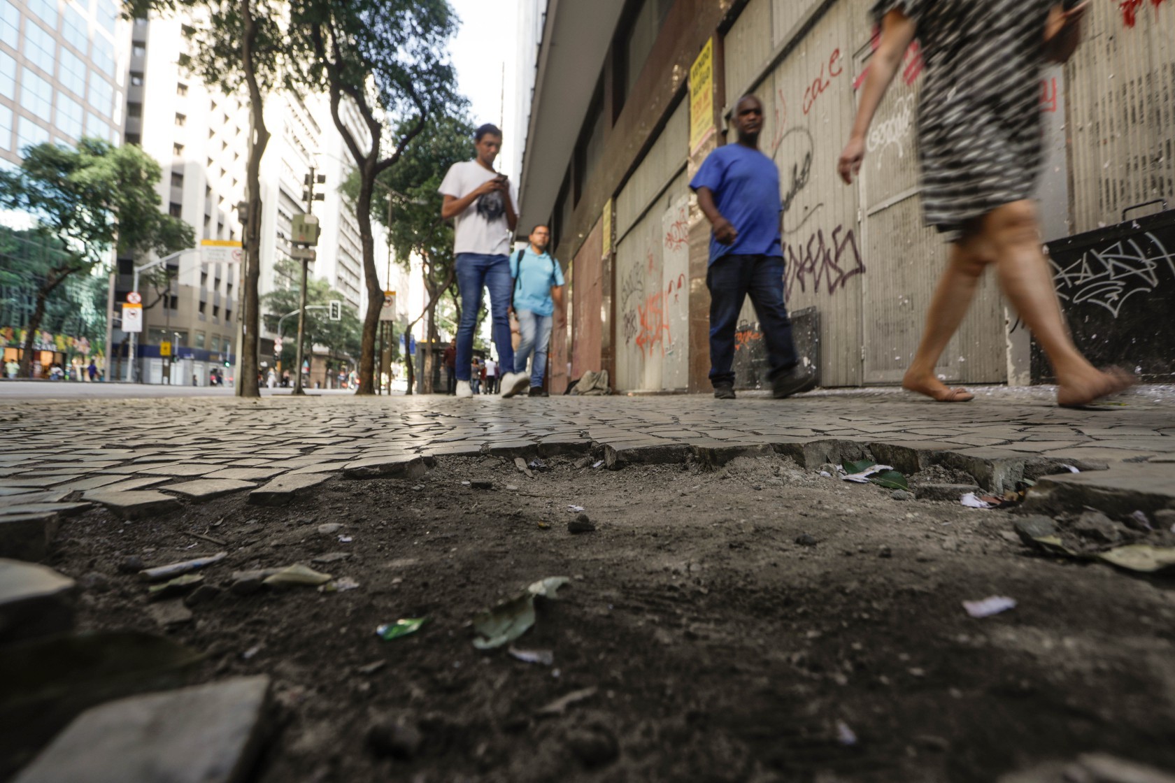 Inclusão exige que prefeituras façam o básico: cuidar das calçadas