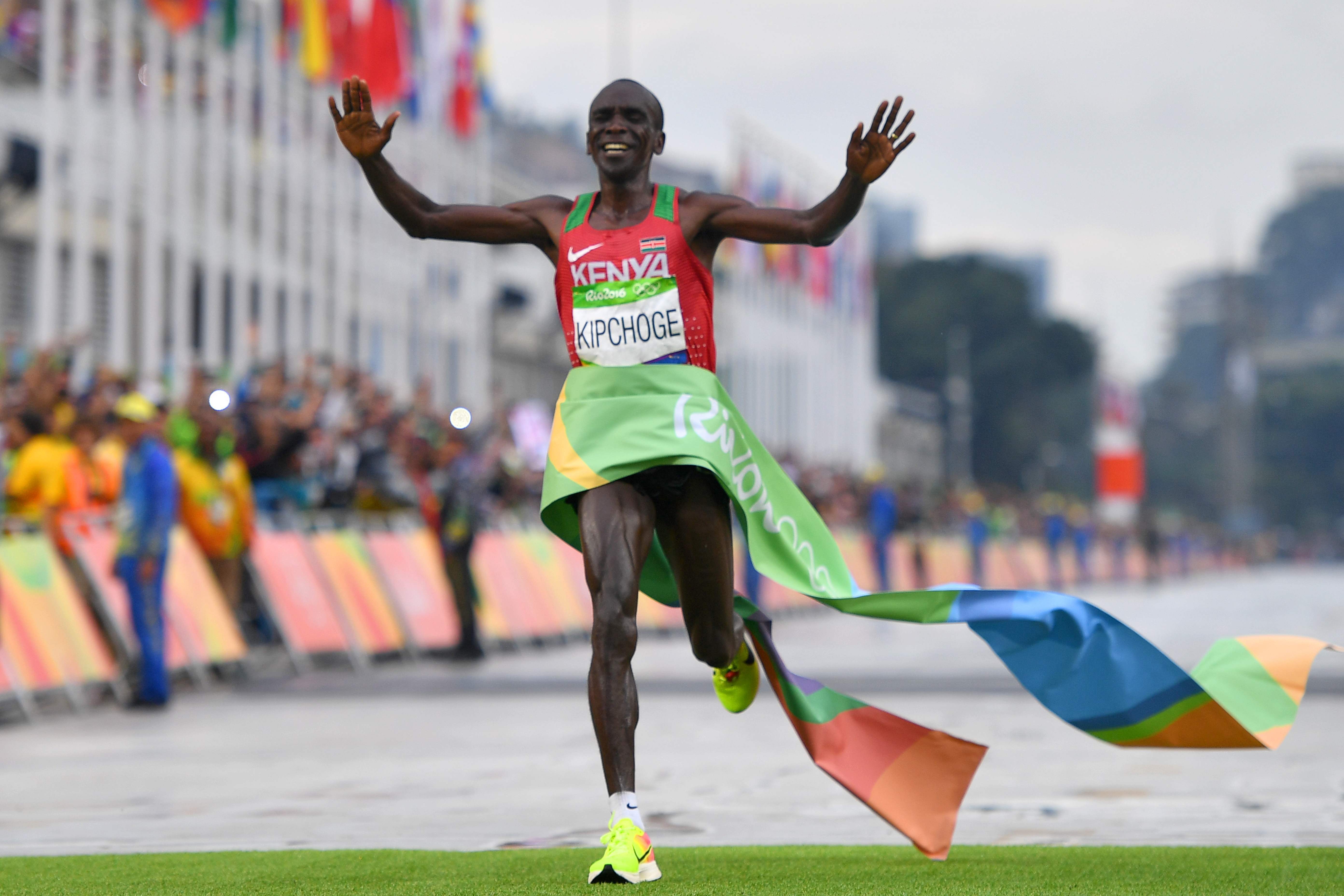 Bicampeão olímpico, Kipchoge inicia na África projeto pessoal no qual correrá uma maratona por continente