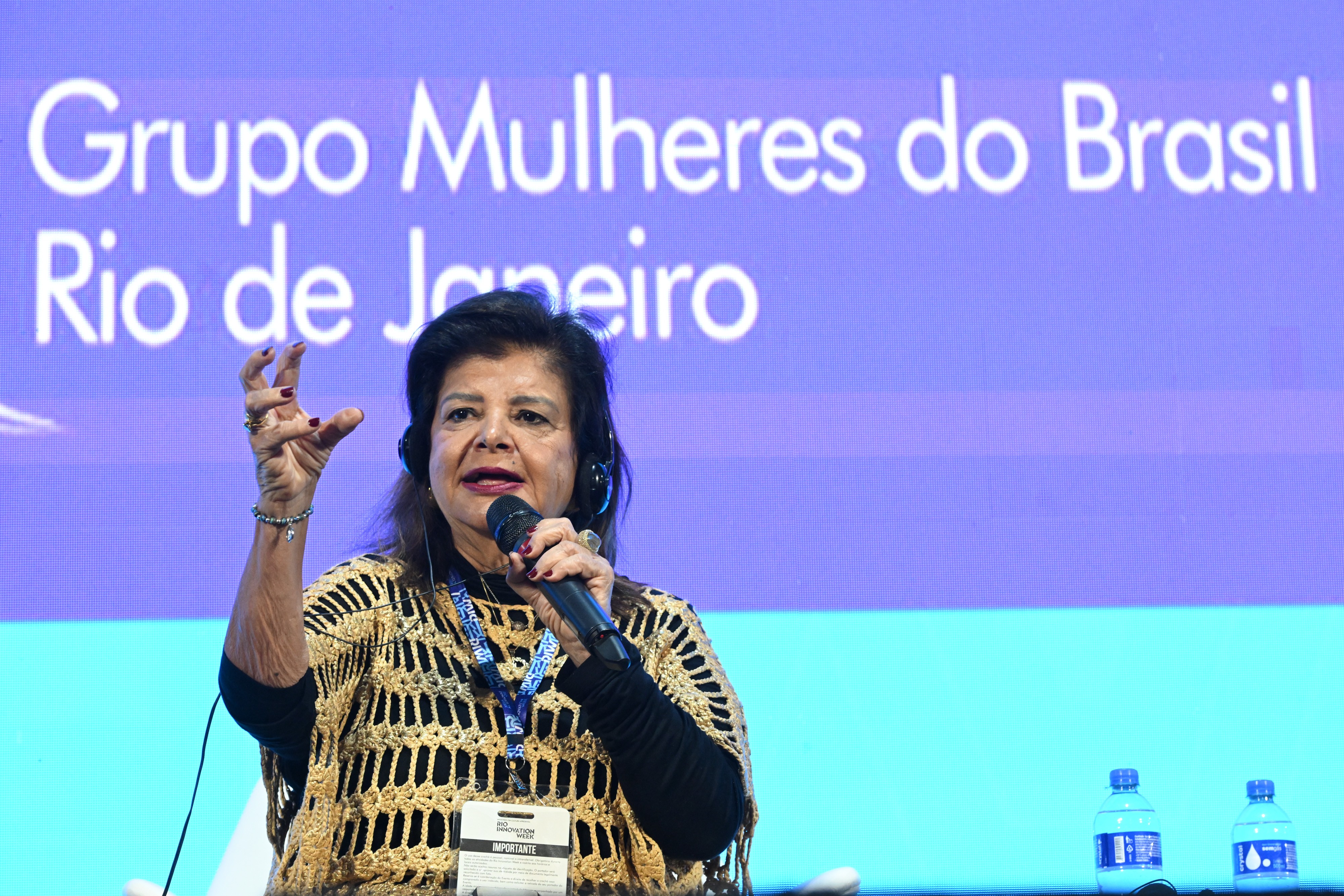Uma cabeleireira e uma presidente de empresa na mesma fila - QTU Questões do Universo