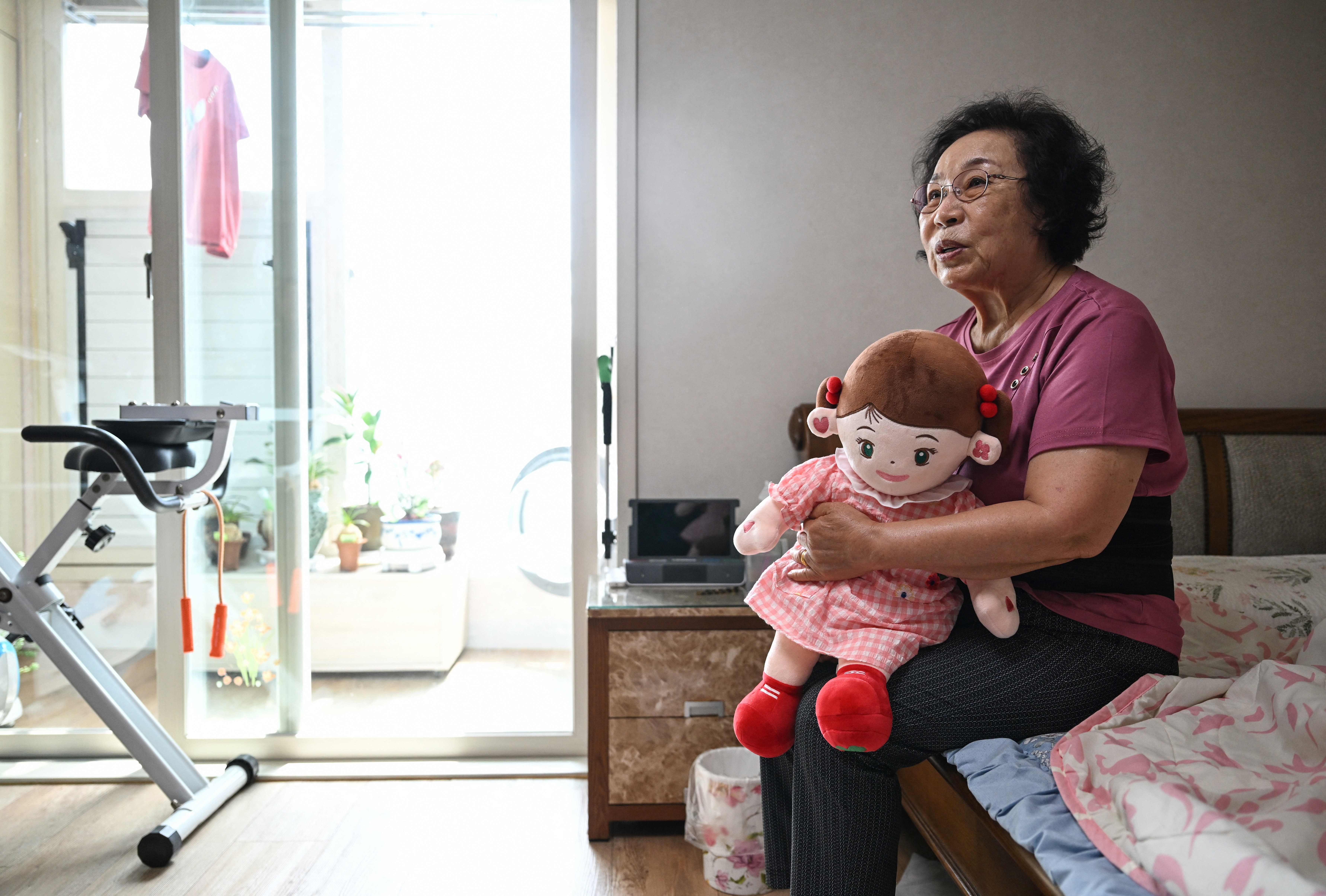 Contra a solidão, bonecas com IA interagem e cuidam de idosos na Coreia do Sul