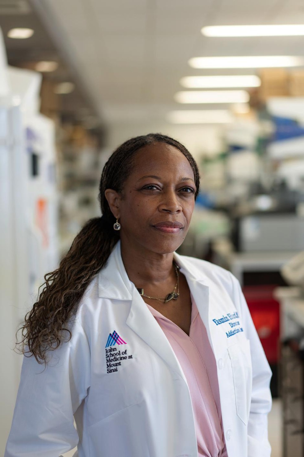 Yasmin Hurd, uma neurocientista, que diz que o campo médico ficou para trás em sua compreensão da droga em rápida mudança cannabis, em Manhattan, 17 de setembro de 2024. A cannabis, agora legal em grande parte do país, é comumente considerada não viciante e segura — mas para alguns usuários, essas suposições são perigosamente erradas — Foto: Todd Heisler/The New York Times