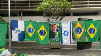 Apoiadores de Jair Bolsonaro espalham bandeiras do Brasil, de Israel e camisas verde e amarelo na Avenida Paulista — Foto: Mariana Rosário/Agência O Globo