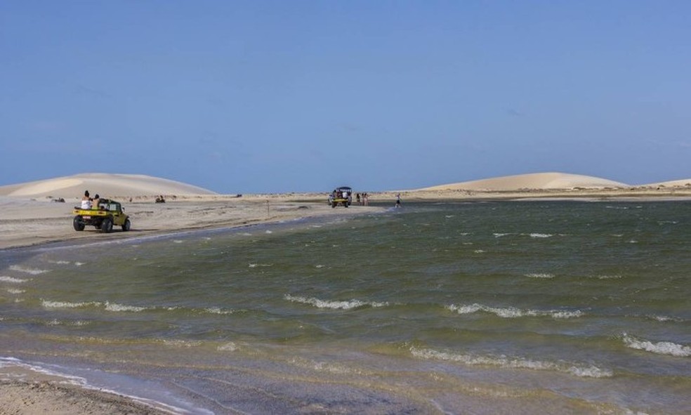 A bordo de buggies, turistas seguem ao sabor do vento no Parque Nacional de Jericoacoara — Foto: Elisa Martins / Agência O Globo
