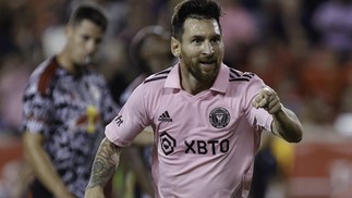 Como a camisa rosa do Messi se tornou o maior fenômeno de marketing ...