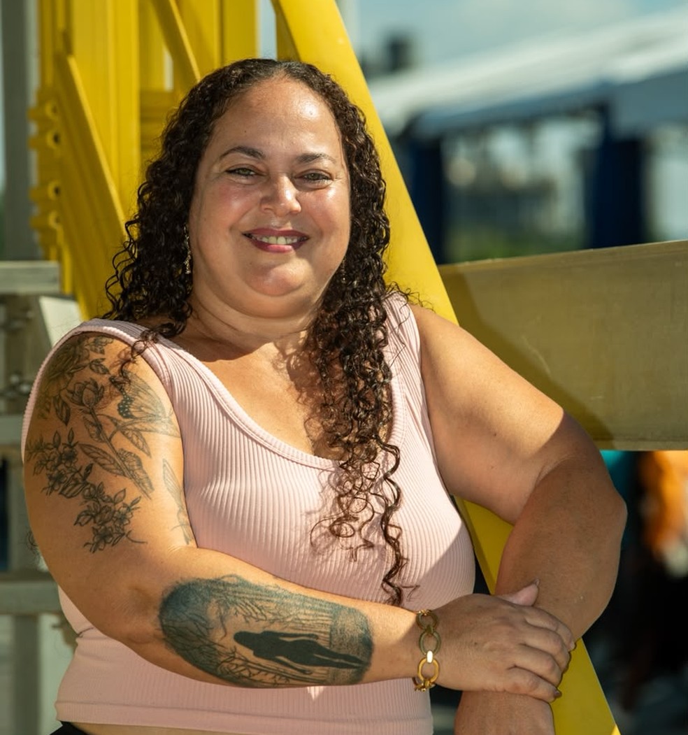 A pescadora Priscila da Costa Amorim espera mais peixes com a melhora da água — Foto: Fábio Cordeiro