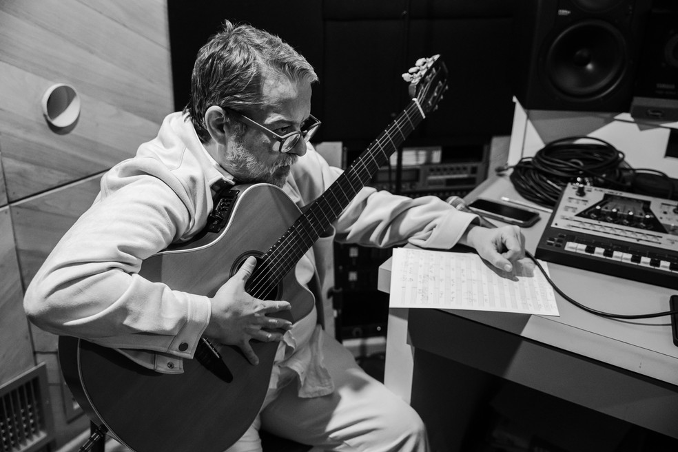 Luís Filipe de Lima, responsável pelo arranjo, violão e produção musical do foxtrote "O GLOBO", durante a gravação da música — Foto: Cicero Rodrigues - Agência O Globo