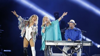 Em 2017, Sergio Mendes voltou ao Rock in Rio: Na foto, ele e a mulher, Gracinha, no Palco Mundo com Fergie, vocalista do Black Eyed Peas — Foto: Divulgação
