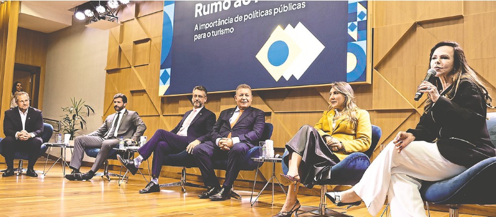 Debatedores avaliam importância do turismo para a economia — Foto: Divulgação