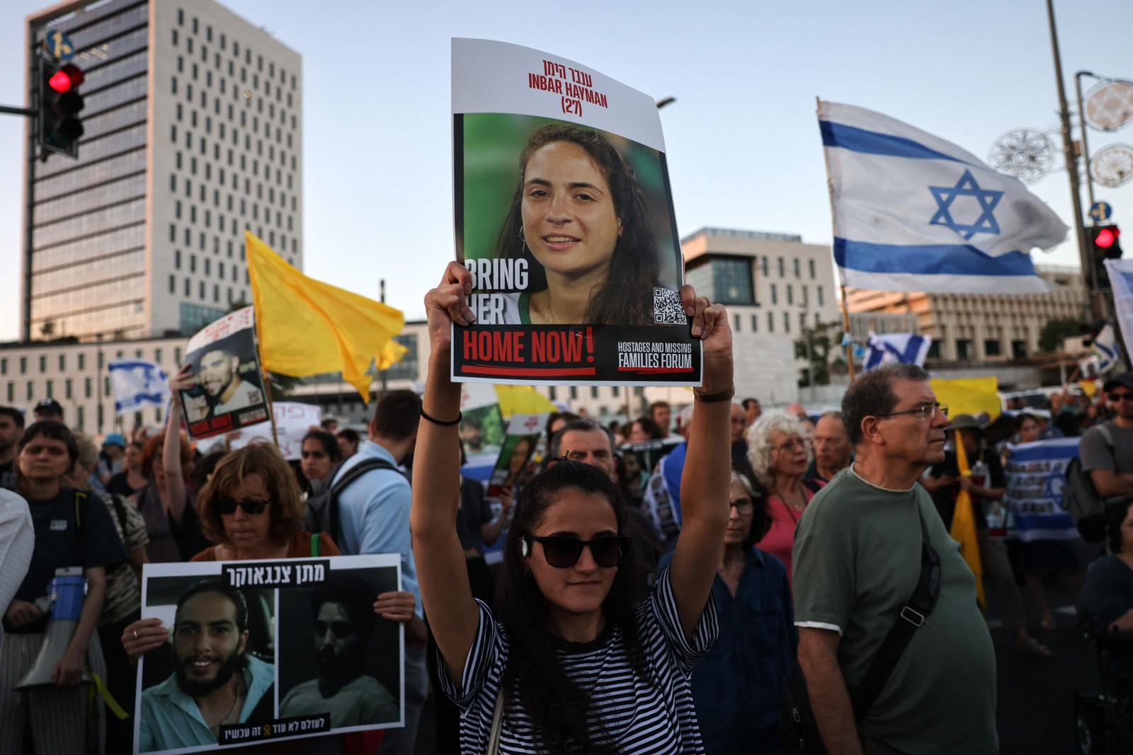 Manifesto exibem fotos e bandeiras durante protests, Em 7 de Agosto de 2025, pedindo Açãesdo do Compando para para para para libertarreféns Israeli Israeli Mandidos Em Gaza - foto: ahmad Gharabli / ahmad Gharabli / afp afp / afp