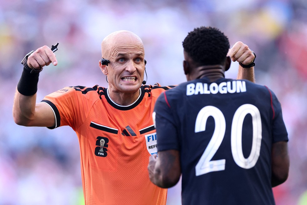 "Folarin Balogun #20, dos Estados Unidos, discute com o árbitro Adham Makhadmeh durante a partida das oitavas de final da Copa do Mundo FIFA 2026 entre Estados Unidos e Bélgica, no Seattle Stadium, em 6 de julho de 2026, em Seattle, Washington. — Foto: Carl Recine/Getty Images/AFP