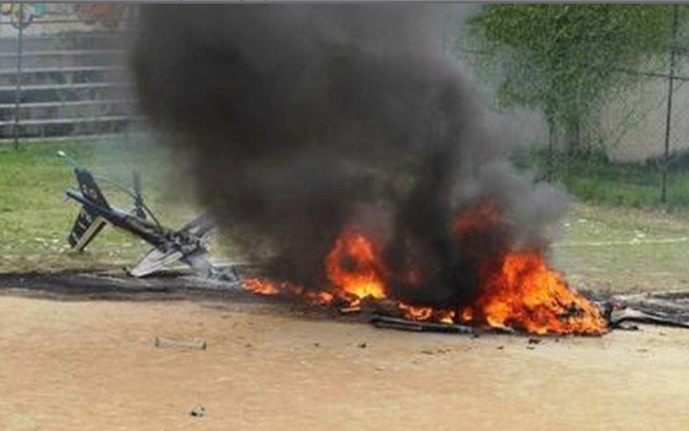 Helicóptero da polícia derrubado por traficantes no Morro dos Macacos, em 2009 — Foto: Fabiano Rocha/Agência O GLOBO