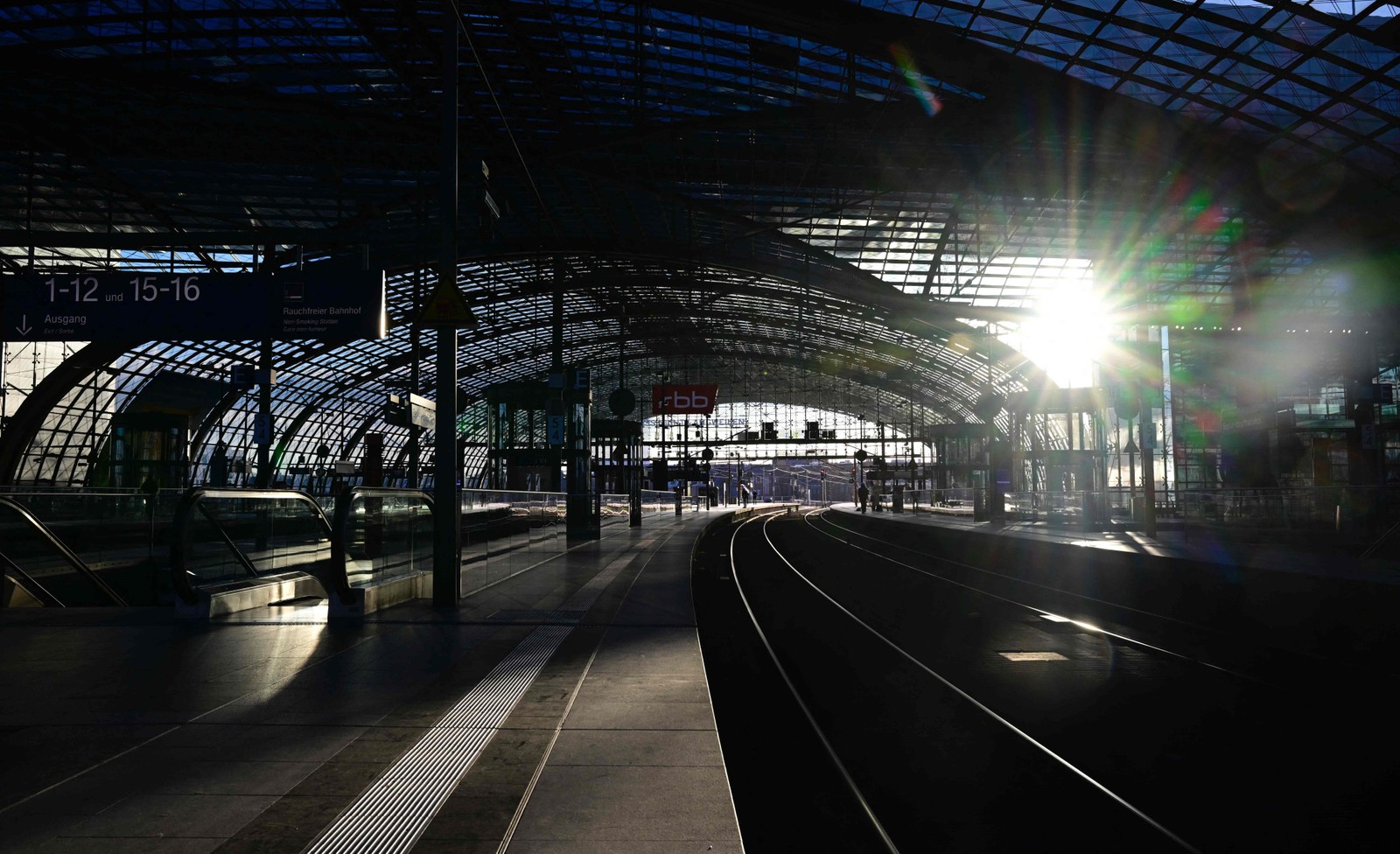 Plataforma vazia é vista durante uma greve salarial de um dia do setor de transporte público na principal estação central de Berlim, a Hauptbahnhof — Foto: Tobias SCHWARZ / AFP