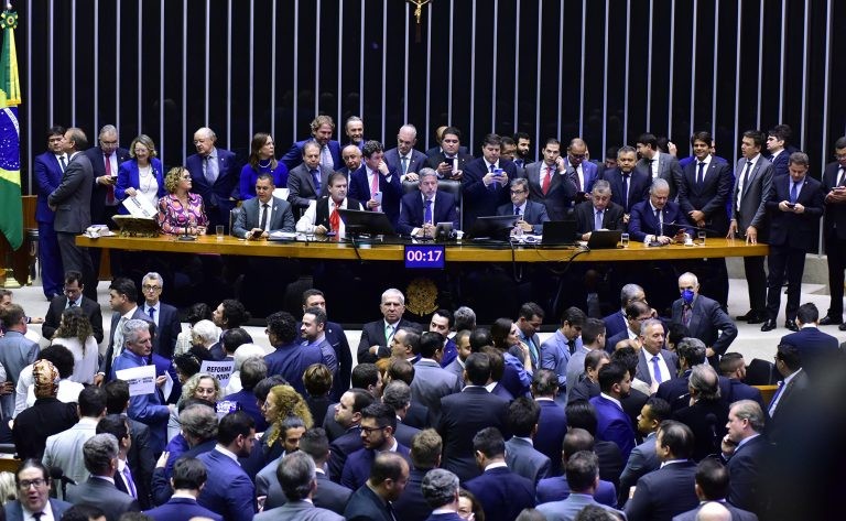 Até Deus trabalhou em escala 6x1, defende deputado da bancada evangélica