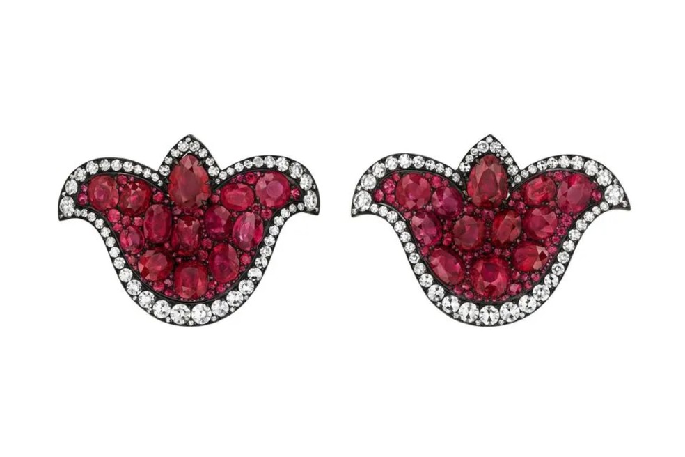 Brincos JAR adornados com rubis e diamantes — Foto: Christie's