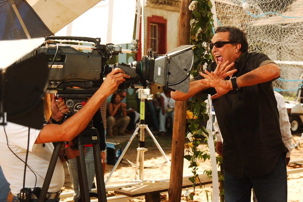 Dennis Carvalho nos bastidores da novela 'Como uma onda' (2004) — Foto: Renato Rocha Miranda/TV Globo/Divulgação