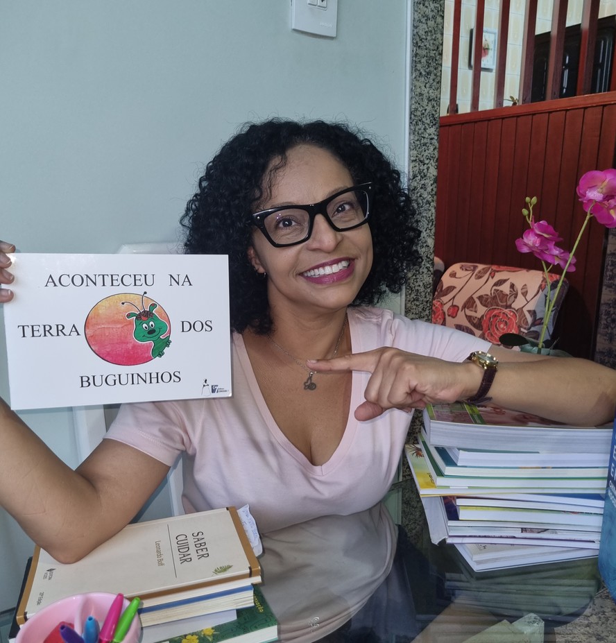A professora Alessandra Santos com o livro 'Aconteceu na terra dos buguinhos'