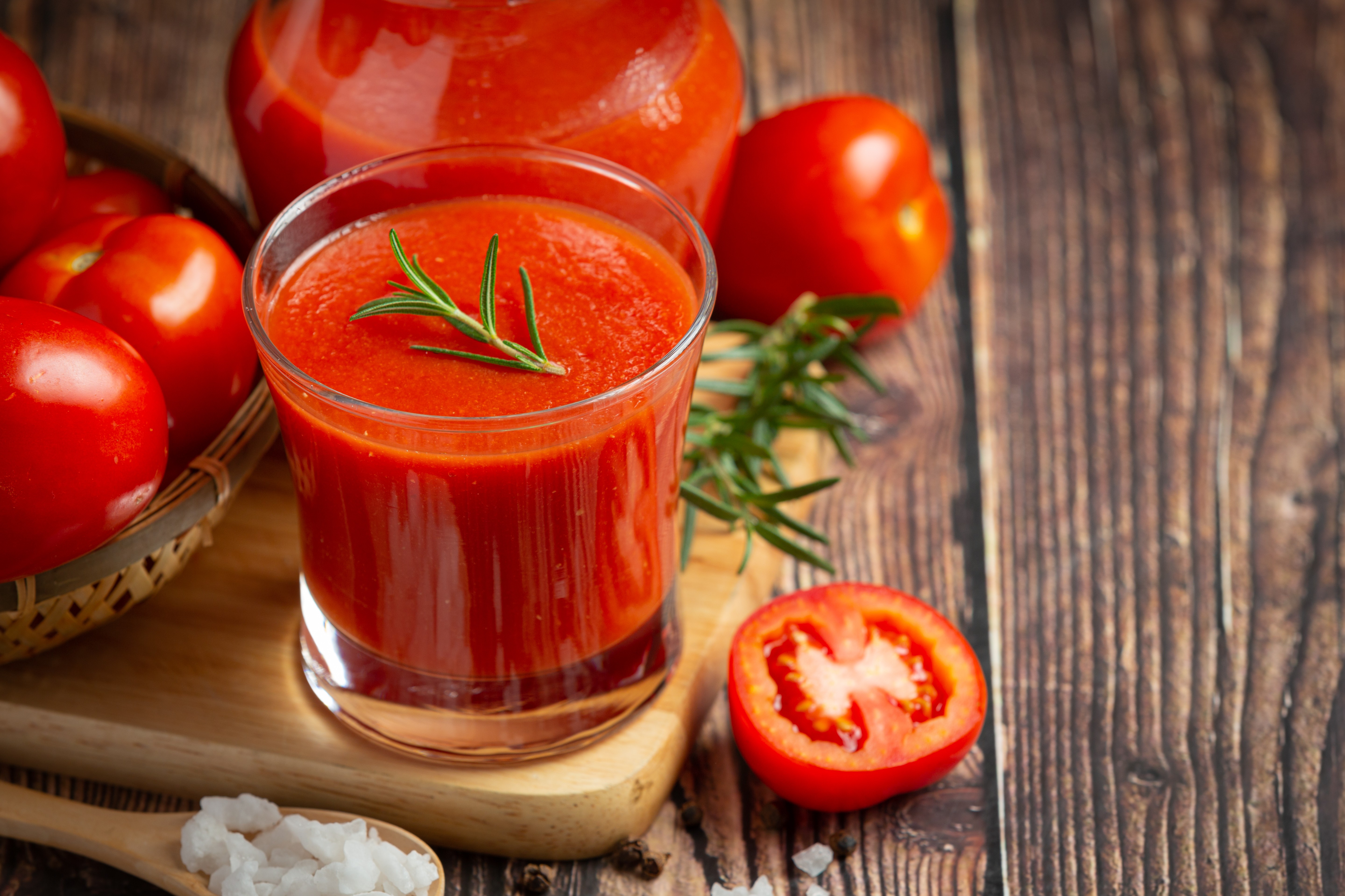 Novo estudo revela que beber suco de tomate e soja diariamen