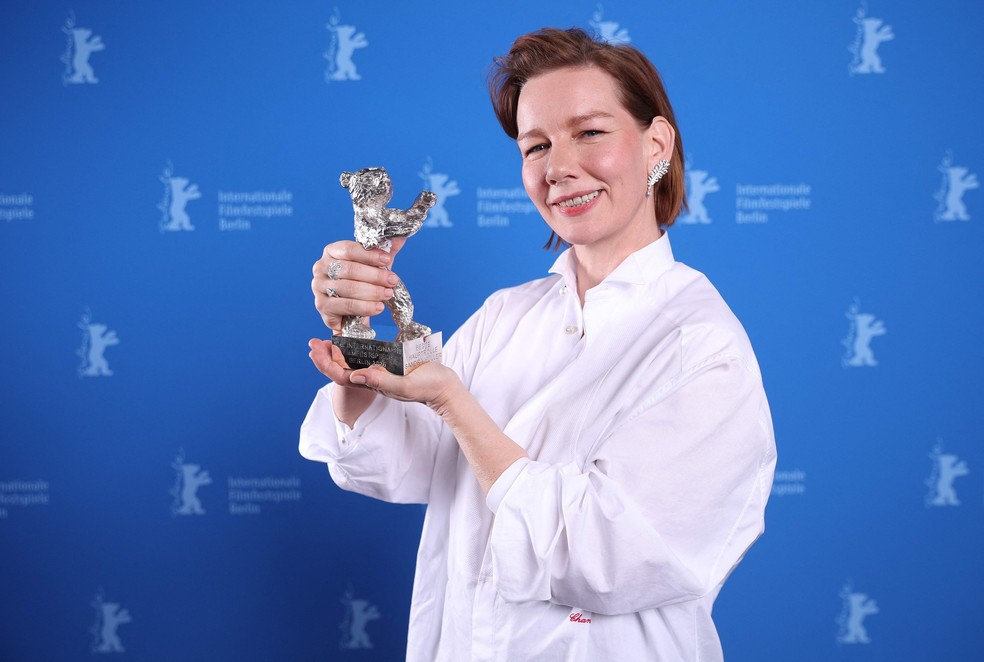 A atriz alemã Sandra Hüller posa para fotos após ganhar o Urso de Prata de Melhor Atriz no 76º Festival Internacional de Cinema de Berlim — Foto: Ronny Hartmann/AFP