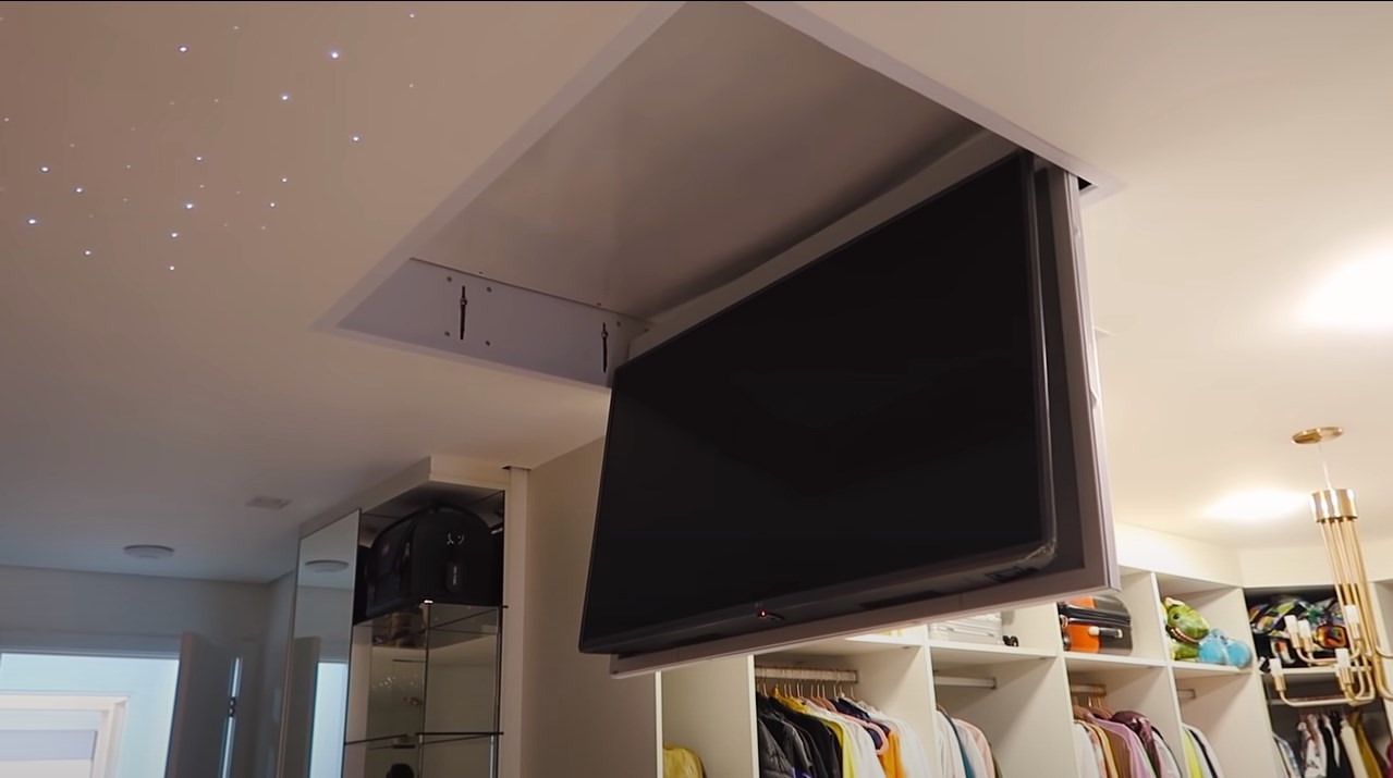 Televisão diante da cama, na casa de Viih Tube: TV retrátil fica escondida no teto — Foto: Reprodução/YouTube