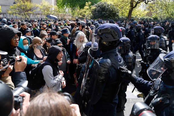 Manifestante ocupam desfile da Louis Vuitton em Paris em protesto contra  consumo excessivo - Forbes