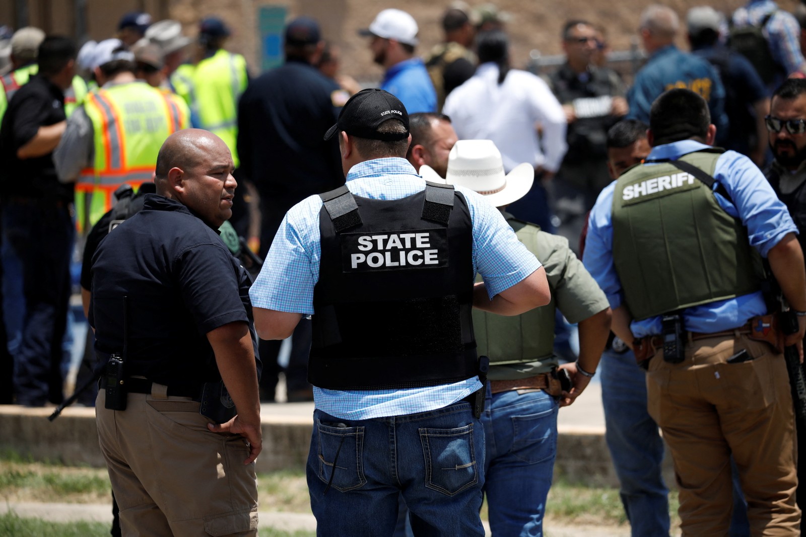 Policiais guardam local do ataque perto de escola primária na cidade de Uvalde, Uvalde, no estado americano do Texas   — Foto: Marco Bello / Reuters