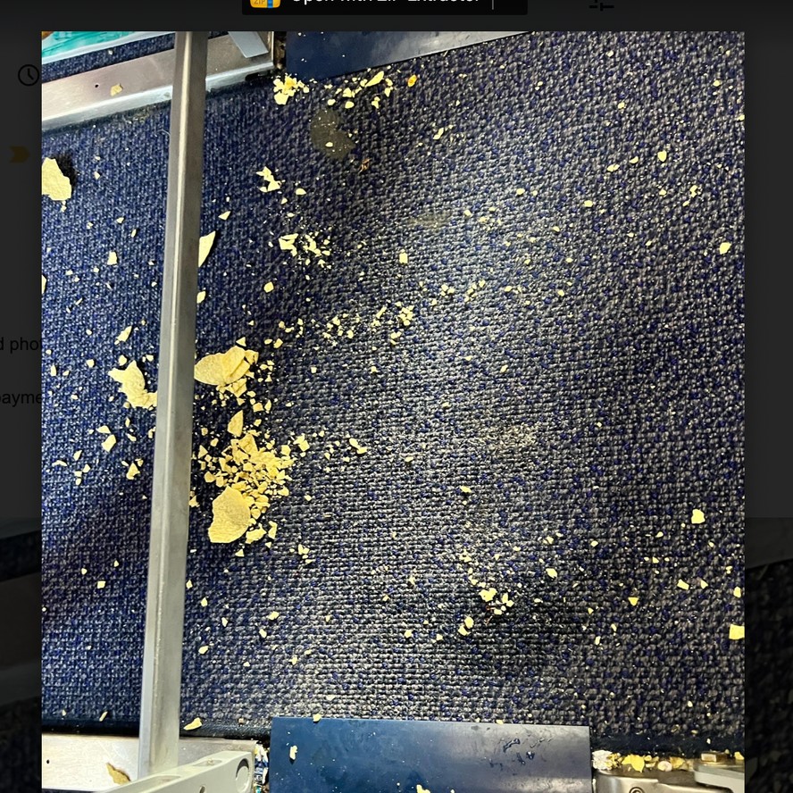 Frame do vídeo do usuário scottandsals em sua conta no TikTok, que mostra restos de batata frita no chão de um avião da Ryanair
