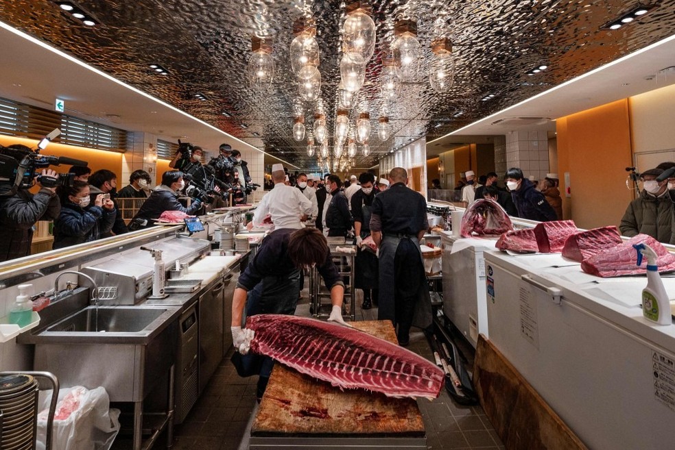Um membro da equipe do restaurante corta o atum de 212 quilos — Foto: Richard Brooks/AFP