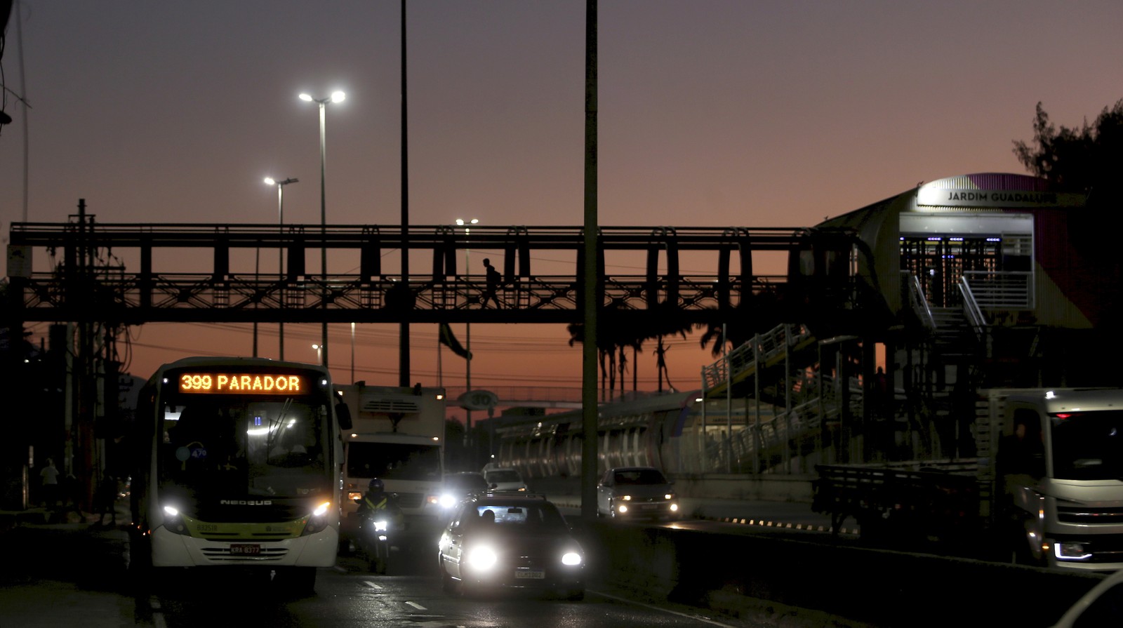 Operador diz que bandidos preferem ônibus que circulam pela faixa lateral, para facilitar desembarque após os roubos — Foto: Marcelo Theobald / Agência O Globo