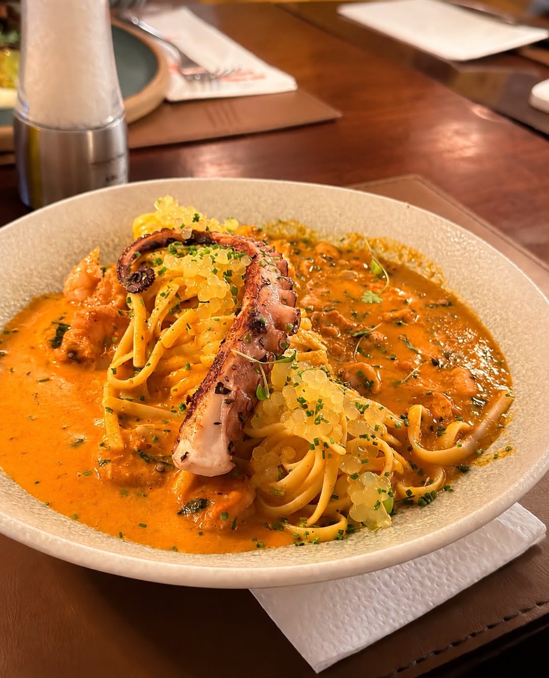 Quitéria, em Ipanema, faz jus à localização a poucos passos do mar e entrega uma gastronomia marcada pelo frescor tropical