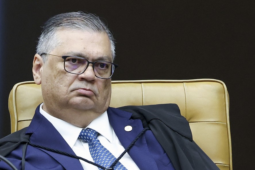 Debate sobre interferência estrangeira e controle das eleições brasileiras
